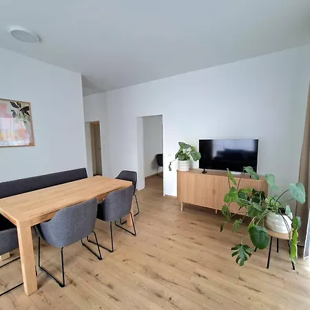 And Stylish With 2 Bedrooms And Free Parking Апартаменты