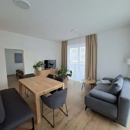 Apartment And Stylish With 2 Bedrooms And Free Parking