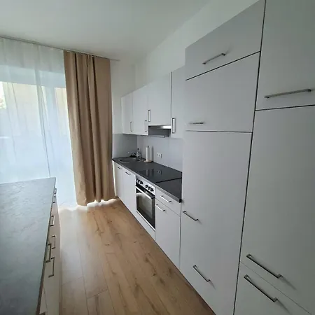 And Stylish With 2 Bedrooms And Free Parking Apartment *