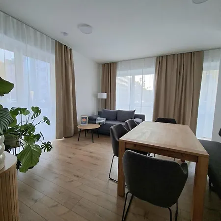 And Stylish With 2 Bedrooms And Free Parking Apartment *