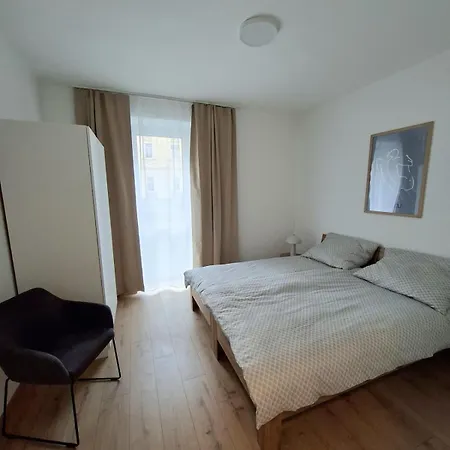 Apartment And Stylish With 2 Bedrooms And Free Parking